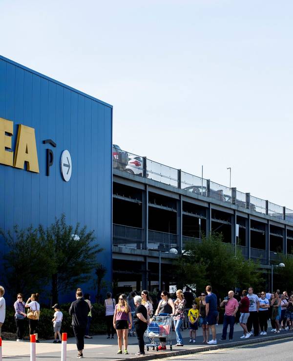 Zahlreiche Menschen stehen vor einem Ikea-Laden, der nach der zwischenzeitlichen Schließung aufgrund der Corona-Krise heute wiedereröffnet hat, in einer langen Schlange neben dem Ikea-Gebäude und warten auf ihren Einlass.