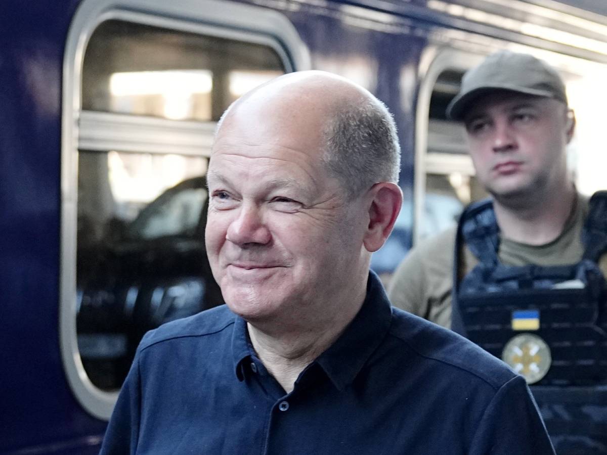 Bundeskanzler Olaf Scholz (SPD) kommt am Bahnhof in Kyjiw an.