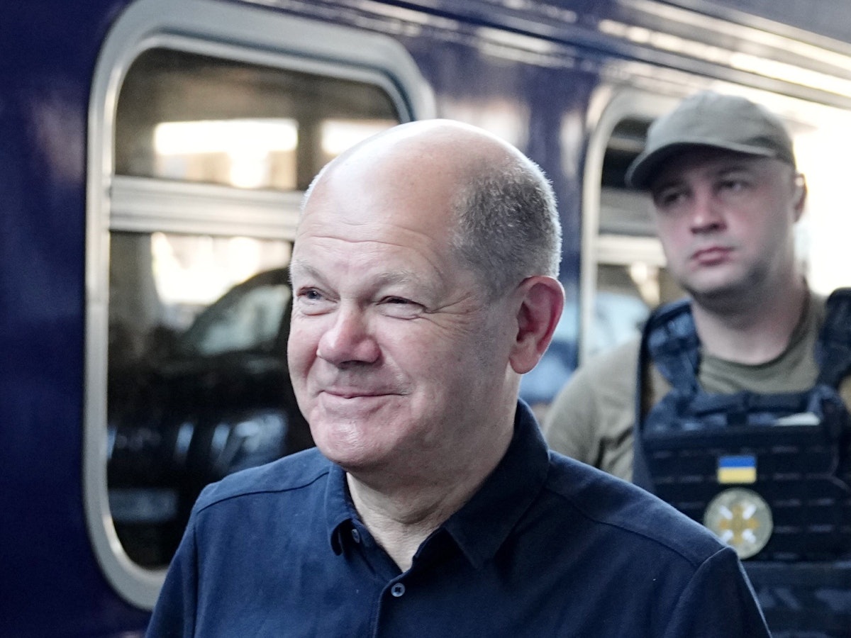 Bundeskanzler Olaf Scholz (SPD) kommt am Bahnhof in Kyjiw an.