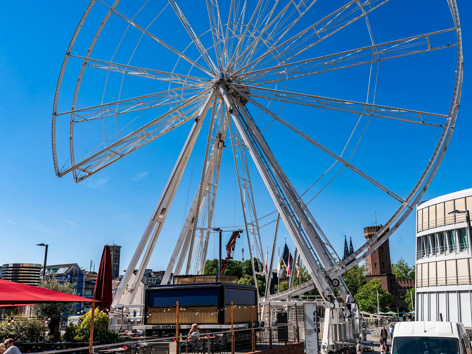Aufbau eines Riesenrads am Schokoladenmuseum in Köln.