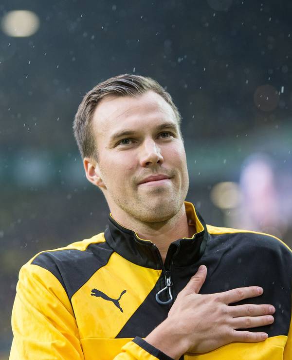 Kevin Großkreutz legt seine Hand aufs Herz und schaut in Richtung Dortmunder Südtribüne.
