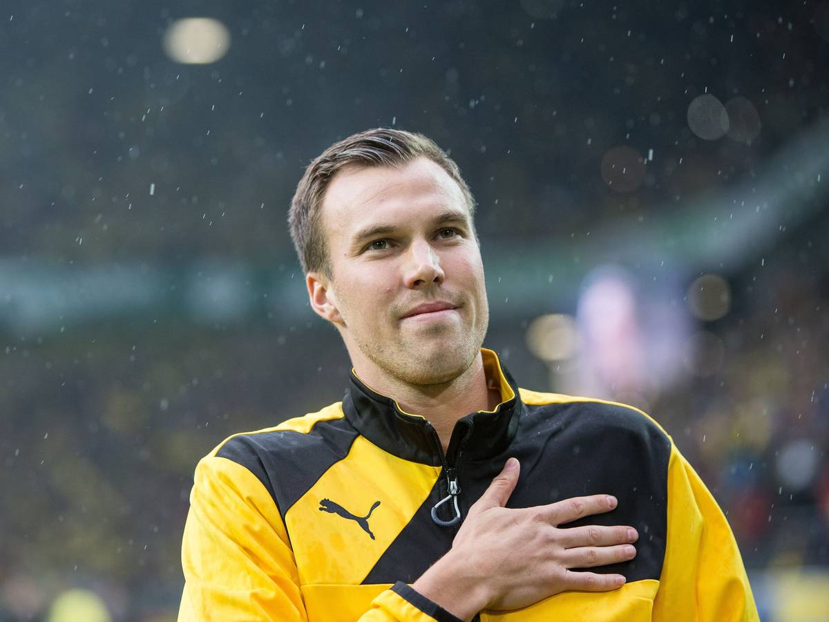 Kevin Großkreutz legt seine Hand aufs Herz und schaut in Richtung Dortmunder Südtribüne.
