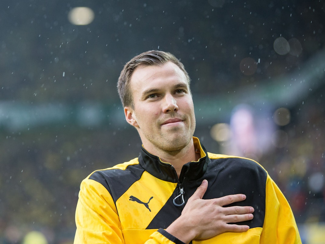 Kevin Großkreutz legt seine Hand aufs Herz und schaut in Richtung Dortmunder Südtribüne.