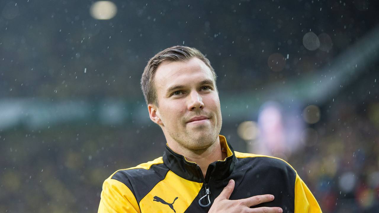 Kevin Großkreutz legt seine Hand aufs Herz und schaut in Richtung Dortmunder Südtribüne.