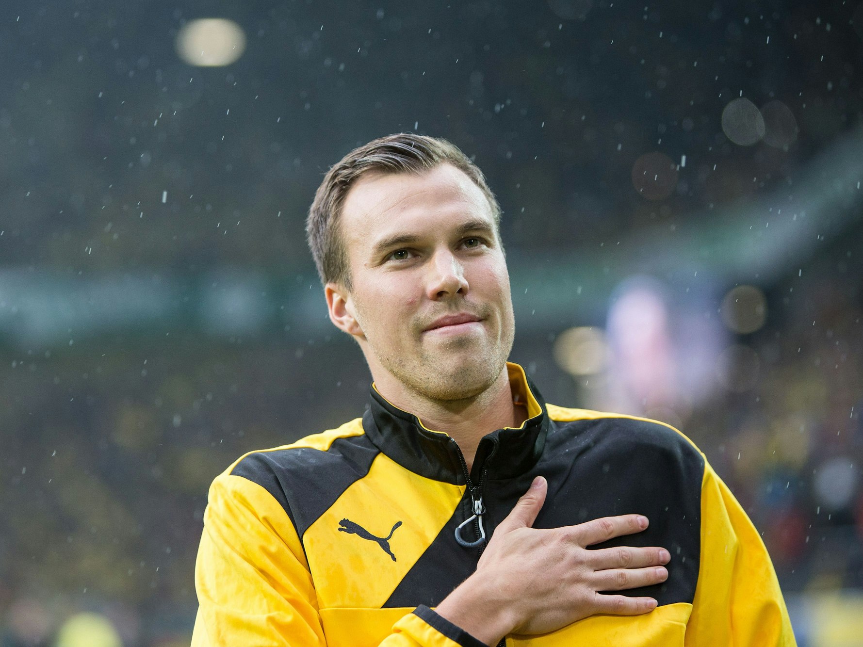 Kevin Großkreutz legt seine Hand aufs Herz und schaut in Richtung Dortmunder Südtribüne.