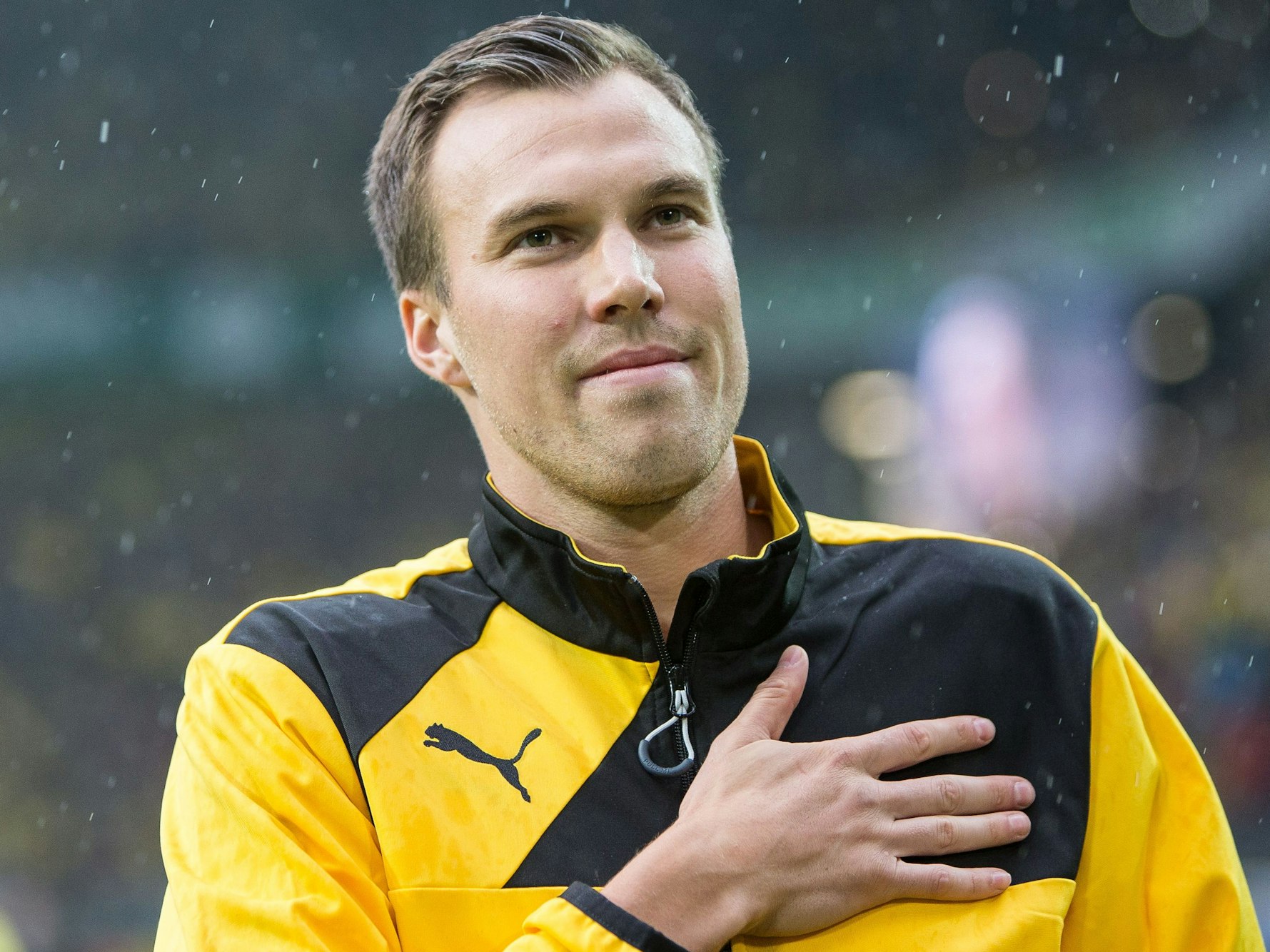 Kevin Großkreutz grüßt die Fans vor dem Spiel.