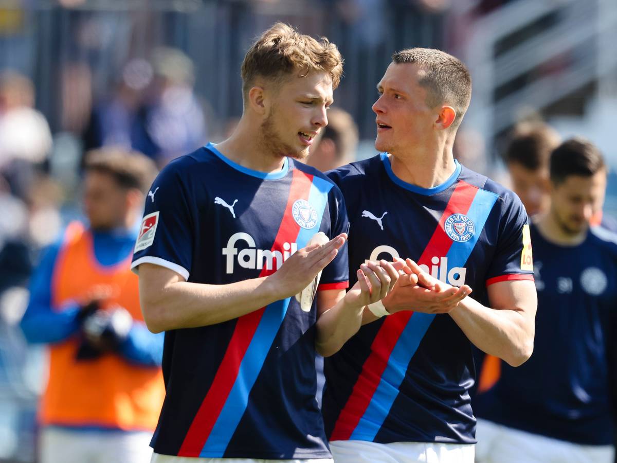 Kiels Jann-Fiete Arp und Kollege Fabian Reese klatschen Richtung Publikum.