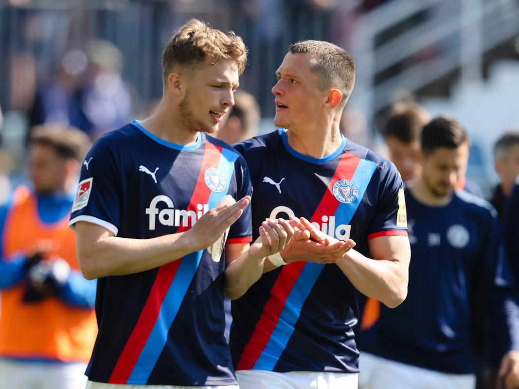 Kiels Jann-Fiete Arp und Kollege Fabian Reese klatschen Richtung Publikum.