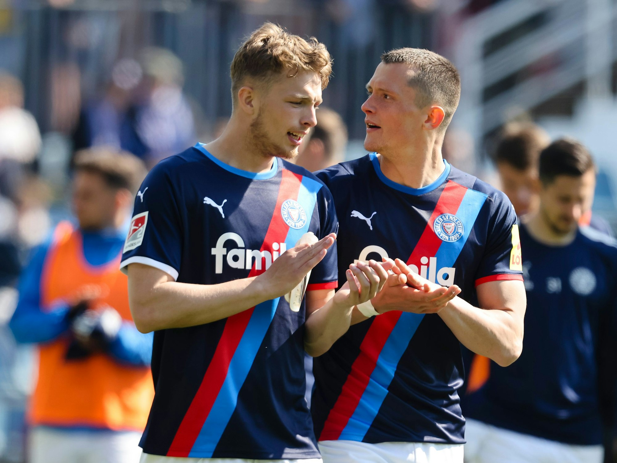 Kiels Jann-Fiete Arp und Kollege Fabian Reese klatschen Richtung Publikum.