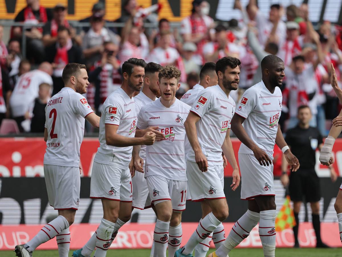 Die Profis des 1. FC Köln jubeln gegen Arminia Bielefeld.