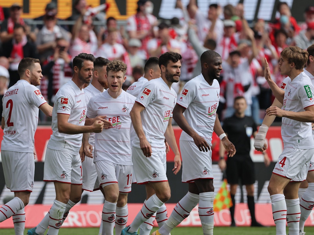 Die Profis des 1. FC Köln jubeln gegen Arminia Bielefeld.