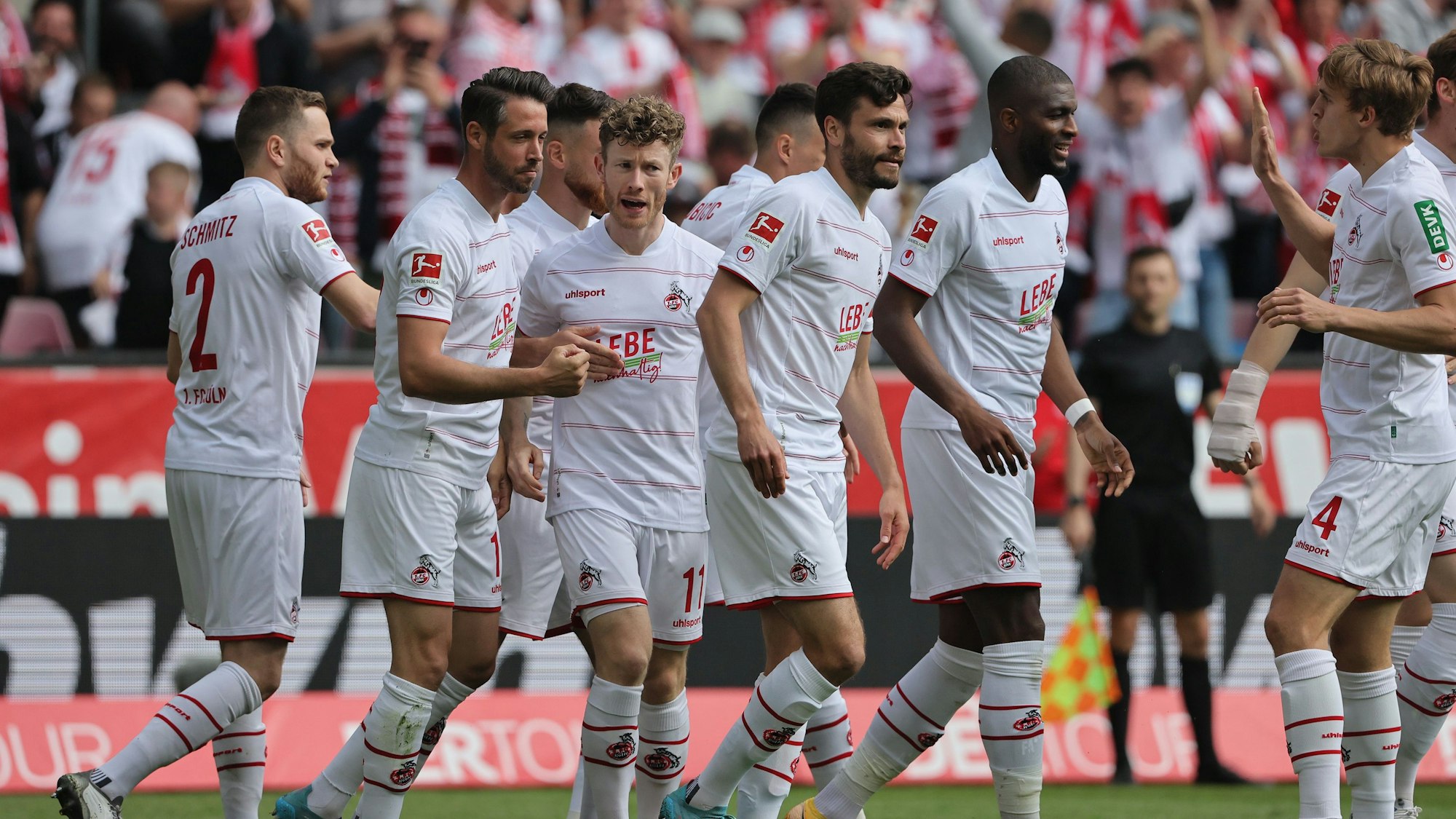 Die Profis des 1. FC Köln jubeln gegen Arminia Bielefeld.