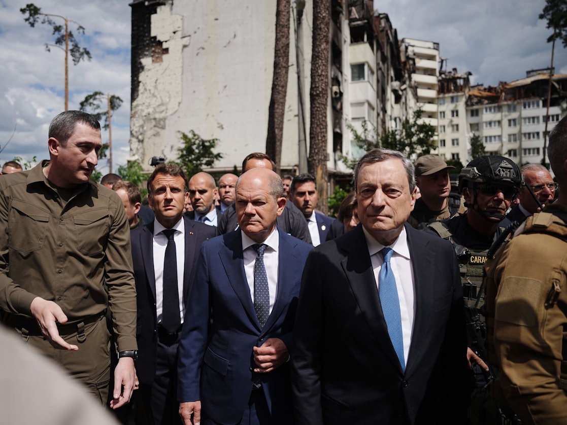 Oleksij Tschernyschow (von links), der Sondergesandte des ukrainischen Präsidenten Selenskyj für eine EU-Beitrittsperspektive, geht mit Emmanuel Macron, Präsident von Frankreich, Bundeskanzler Olaf Scholz (SPD) und Mario Draghi, Ministerpräsident von Italien, an zerstörten Gebäuden in Irpin im Großraum Kyjiw vorbei.