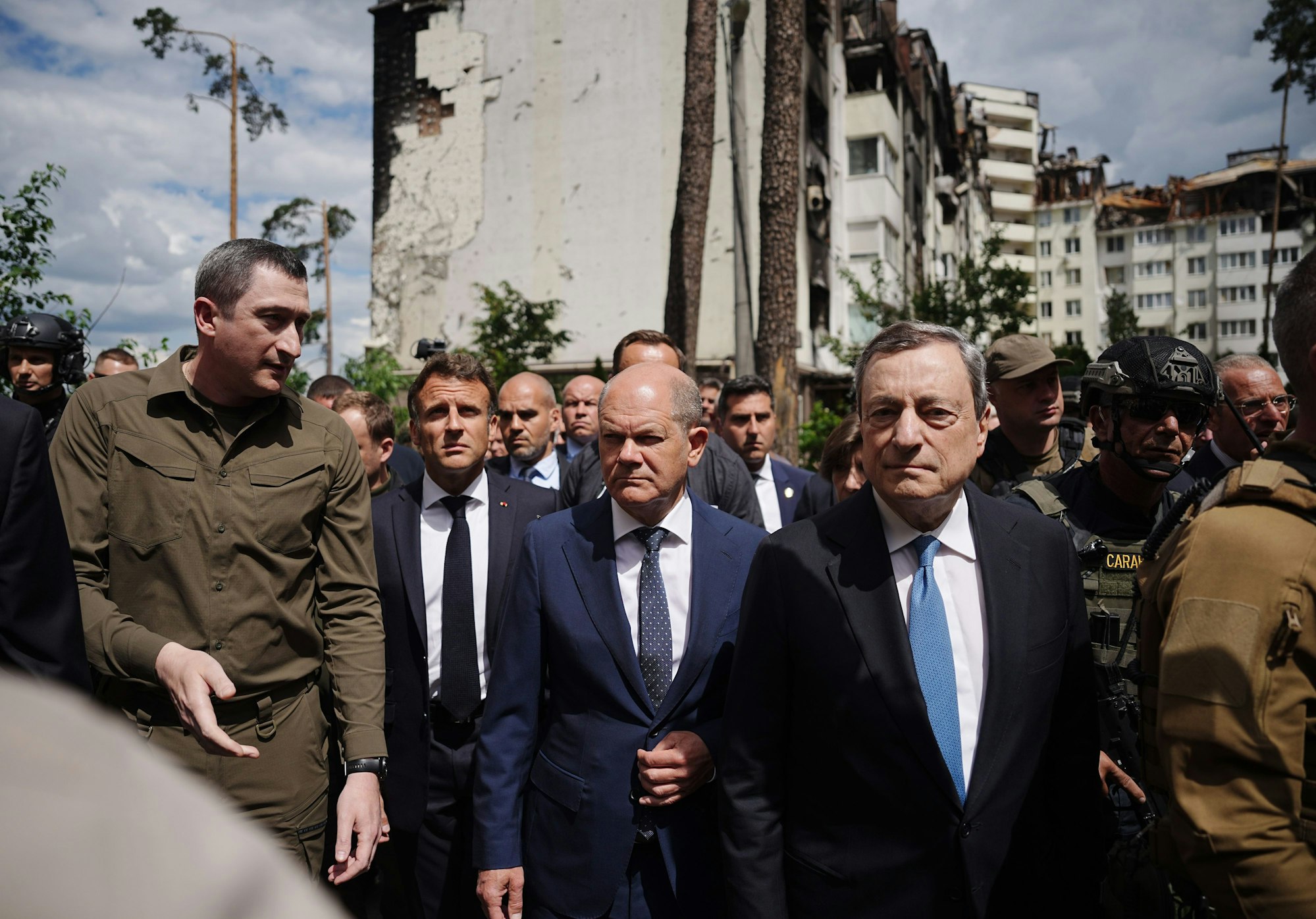 Oleksij Tschernyschow (von links), der Sondergesandte des ukrainischen Präsidenten Selenskyj für eine EU-Beitrittsperspektive, geht mit Emmanuel Macron, Präsident von Frankreich, Bundeskanzler Olaf Scholz (SPD) und Mario Draghi, Ministerpräsident von Italien, an zerstörten Gebäuden in Irpin im Großraum Kyjiw vorbei.