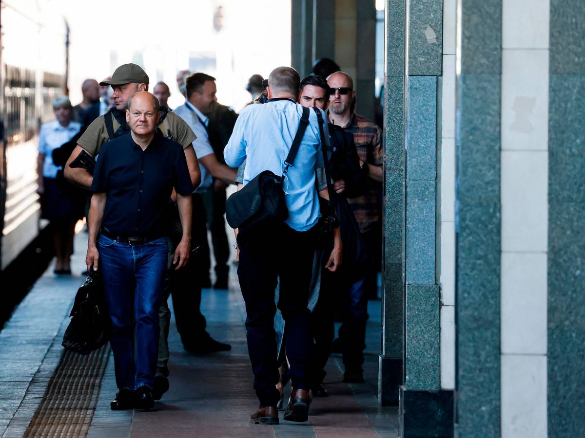 Kanzler Olaf Scholz (SPD) erreicht am Donnerstag (16. Juni) den Bahnhof in Kyjiw, er wird begleitet von Emmanuel Macron und Mario Draghi.AP