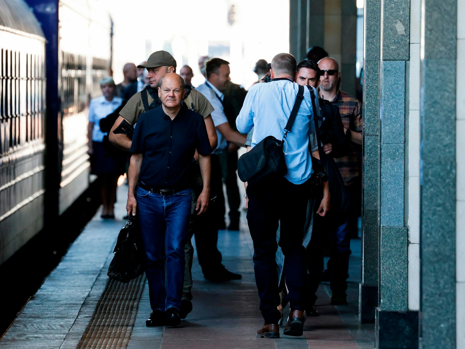 Kanzler Olaf Scholz (SPD) erreicht am Donnerstag (16. Juni) den Bahnhof in Kyjiw, er wird begleitet von Emmanuel Macron und Mario Draghi.AP