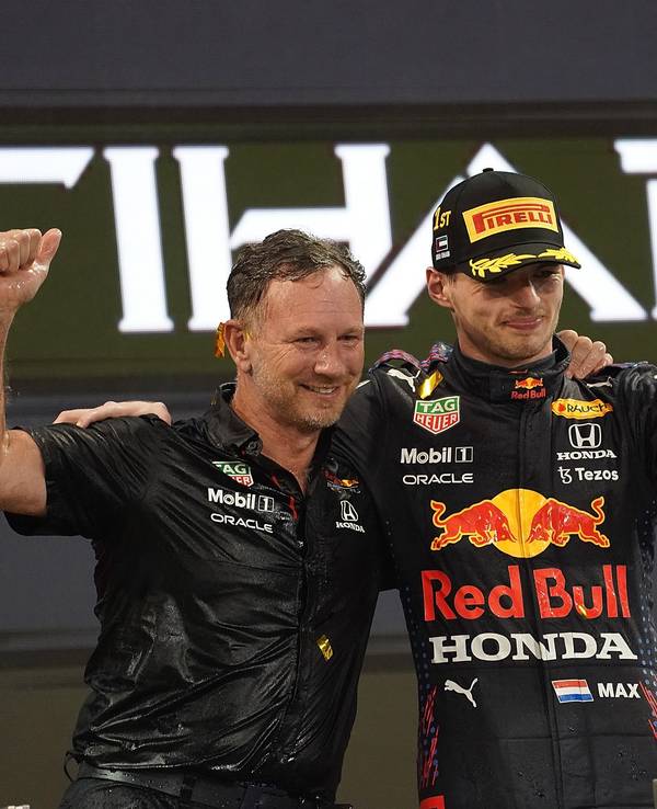 Max Verstappen (r) aus den Niederlanden vom Team Red Bull jubelt mit Christian Horner, Teamchef von Red Bull Racing, auf dem Podium.