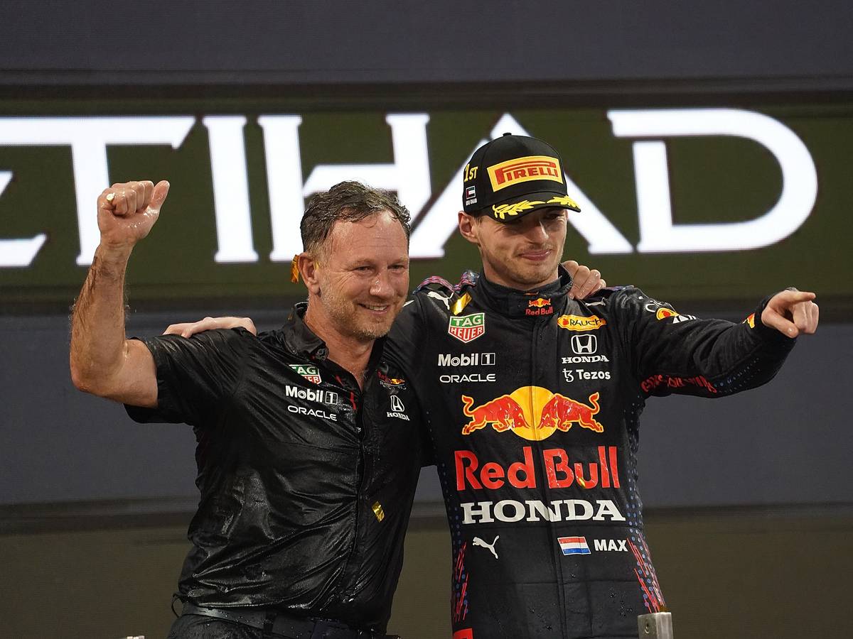 Max Verstappen (r) aus den Niederlanden vom Team Red Bull jubelt mit Christian Horner, Teamchef von Red Bull Racing, auf dem Podium.