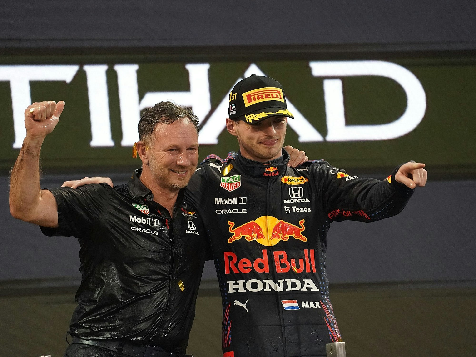 Max Verstappen (r) aus den Niederlanden vom Team Red Bull jubelt mit Christian Horner, Teamchef von Red Bull Racing, auf dem Podium.