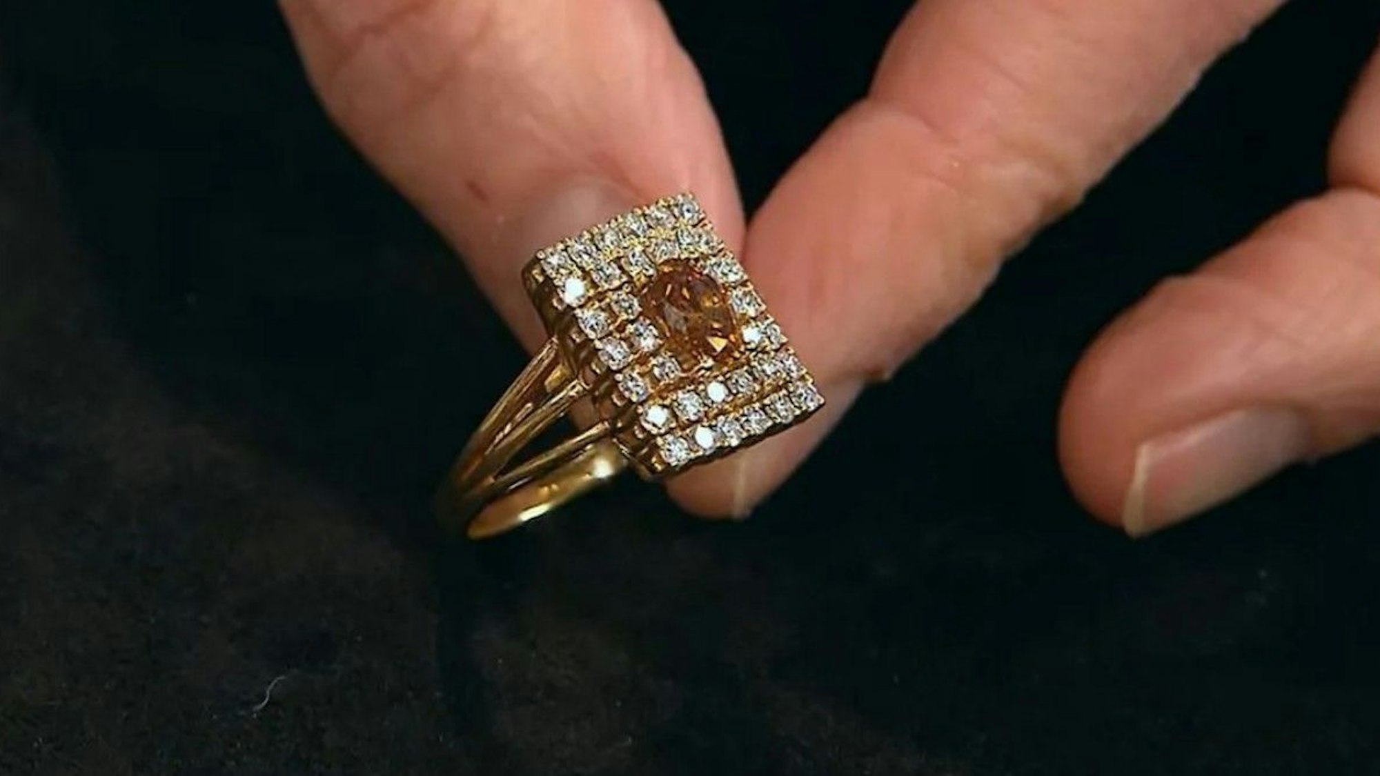 In der aktuellen „Bares für Rares“-Folge präsentierte Beate aus Niedersachsen einen Ring mit seltener Färbung.