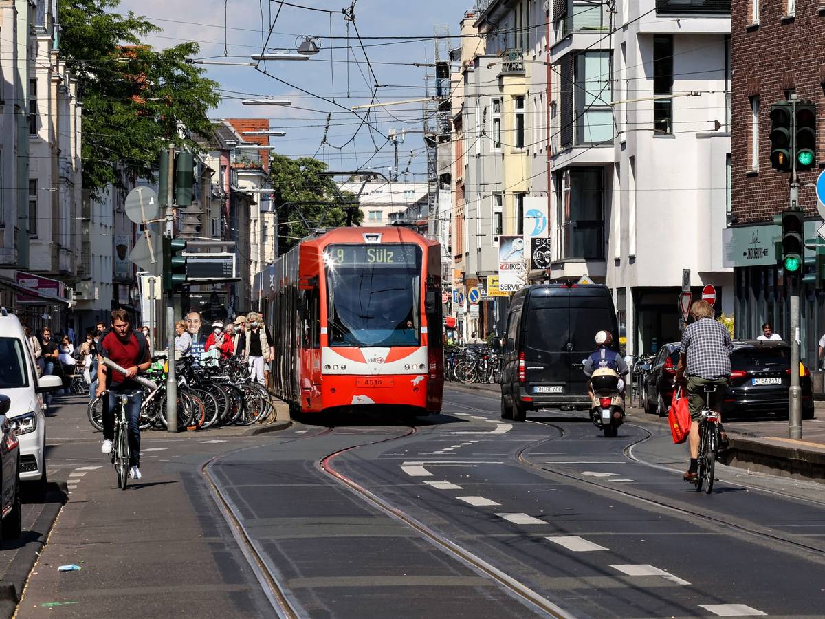 KVB-Bahn und Radfahrende auf der Zülpicher Straße in Köln.