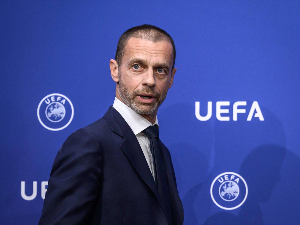Aleksander Ceferin, Präsident der UEFA, vor einem blauen Hintergrund mit Logos und Schriftzügen des Verbandes.