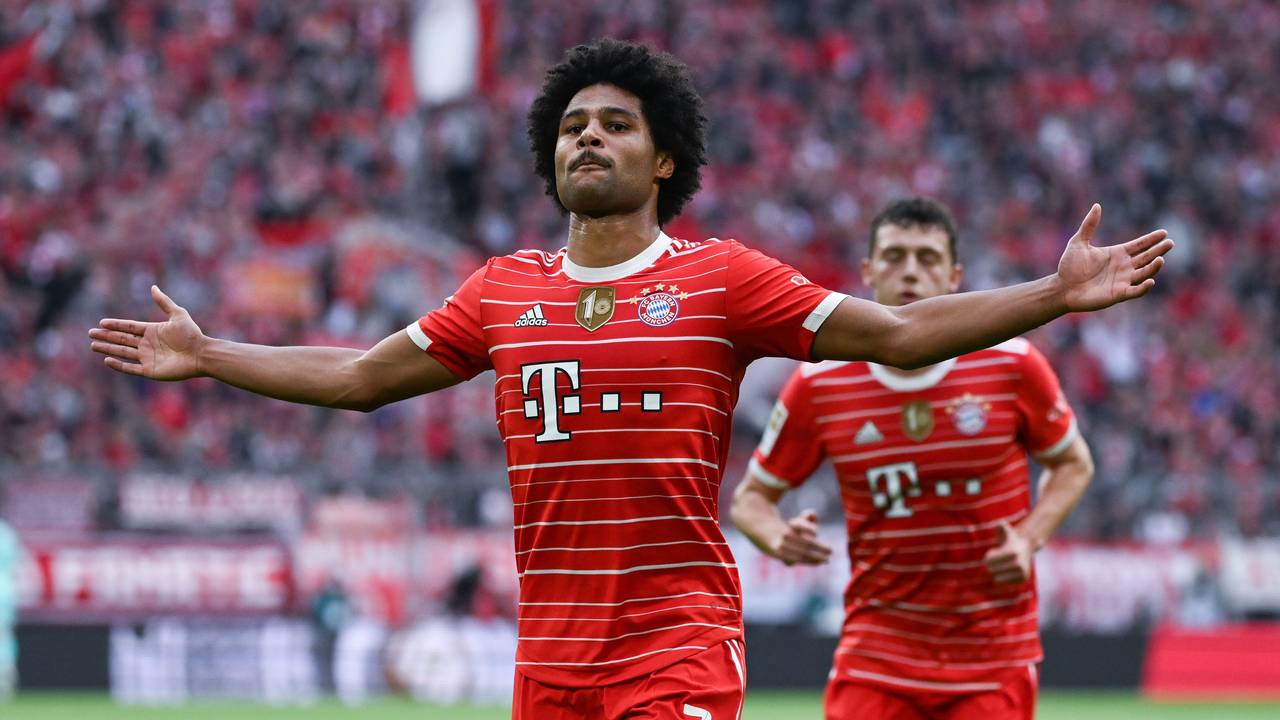 Serge Gnabry von München jubelt mit ausgebreiteten Armen über sein Tor zum 1:1.