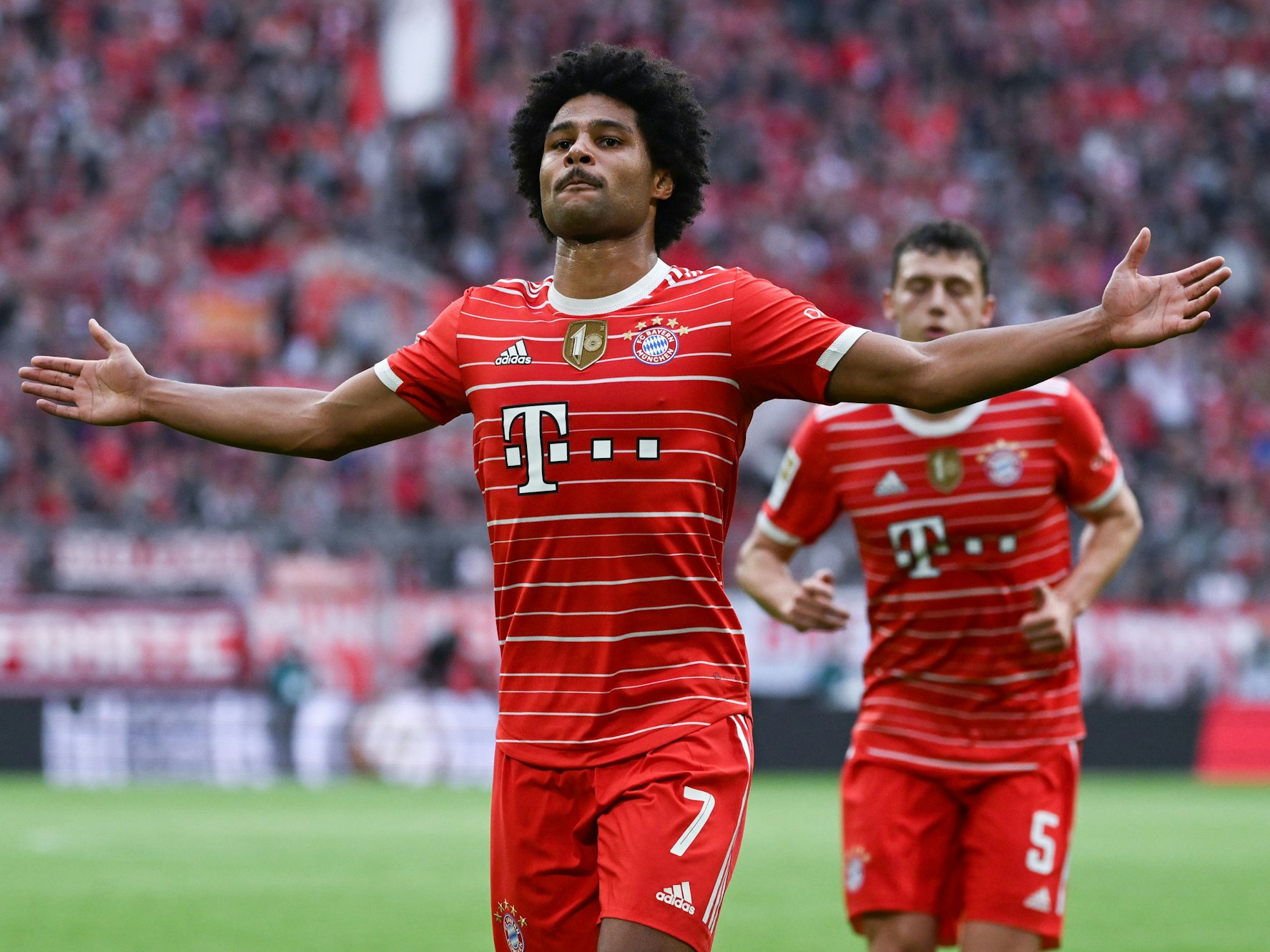 Serge Gnabry von München jubelt mit ausgebreiteten Armen über sein Tor zum 1:1.