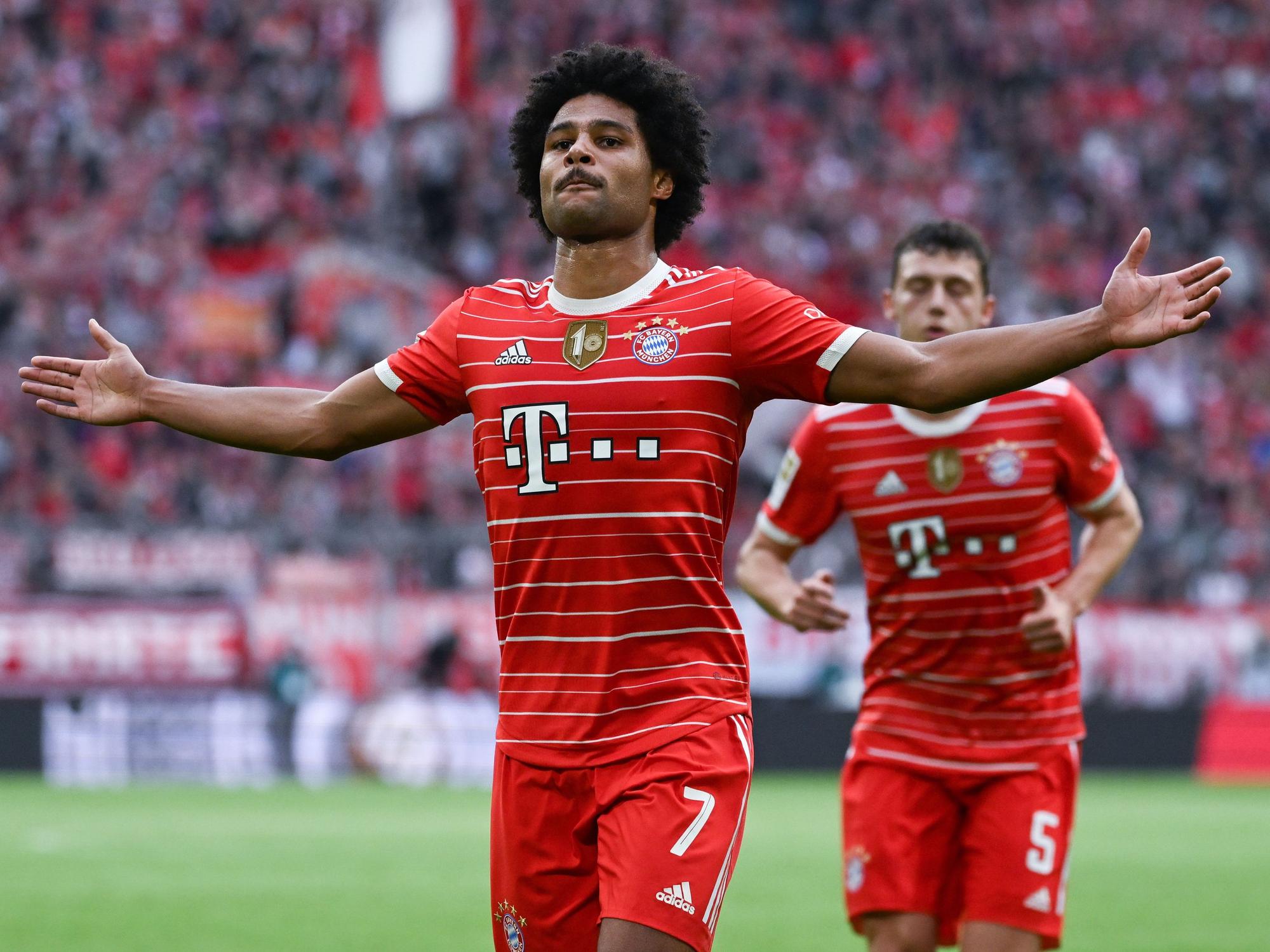 Serge Gnabry von München jubelt mit ausgebreiteten Armen über sein Tor zum 1:1.