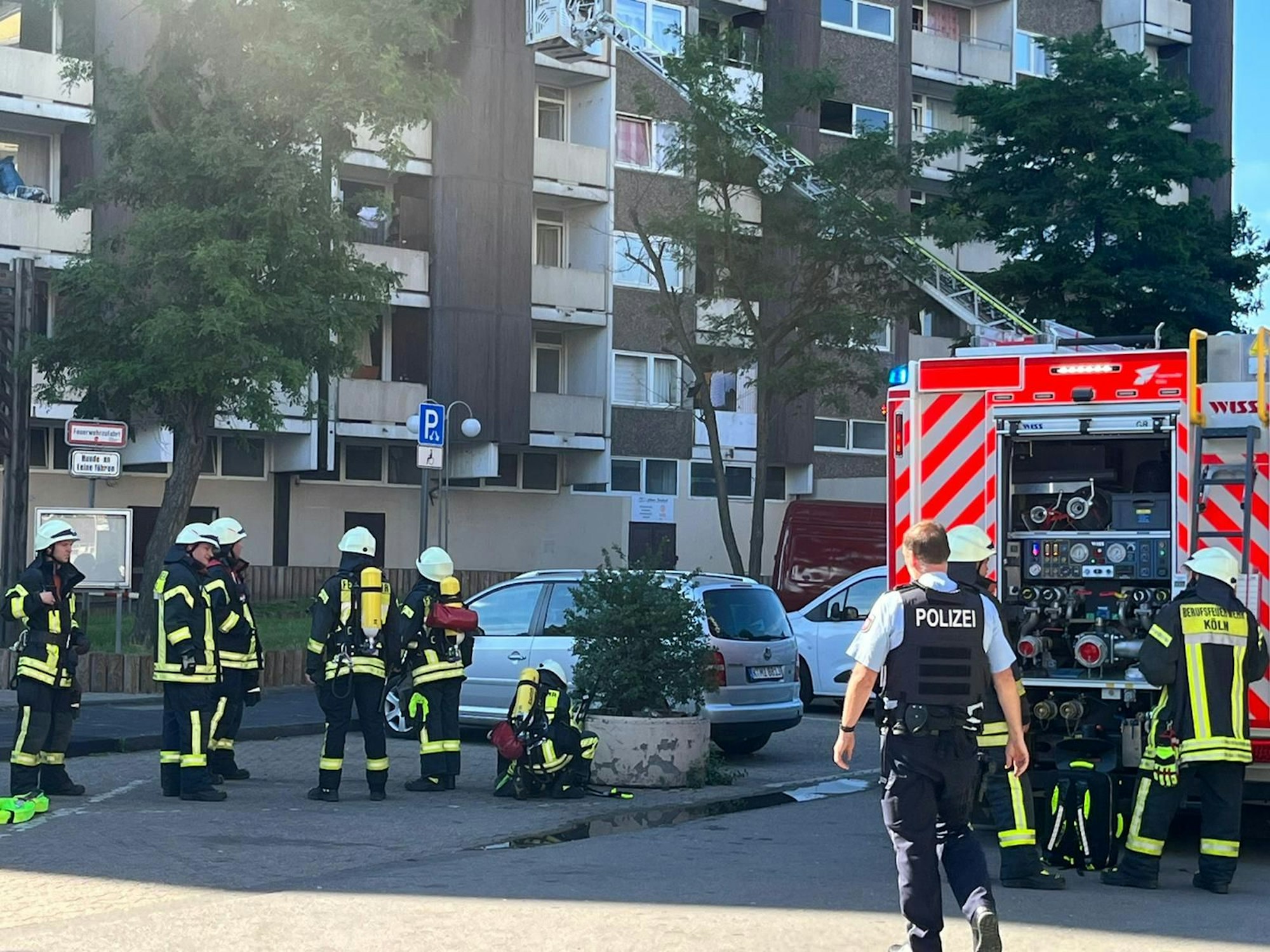 Die Feuerwehr im Großaufgebot im Einsatz bei dem Brand am Kölnberg.
