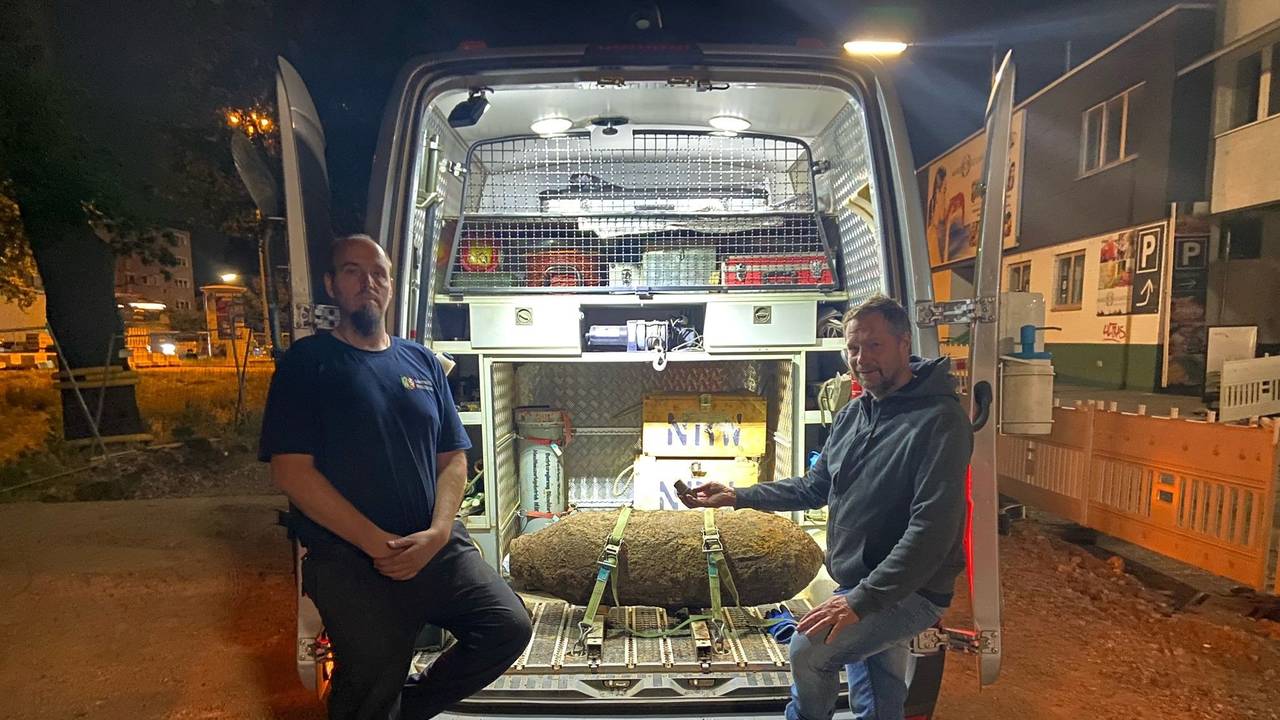 Das Foto zeigt Markus Schmitz (links) und Reinhard Dohmen vom Kampfmittelbeseitigungsdienst der Bezirksregierung Düsseldorf. Um Punkt 0.53 Uhr konnte die Bombe entschärft werden.