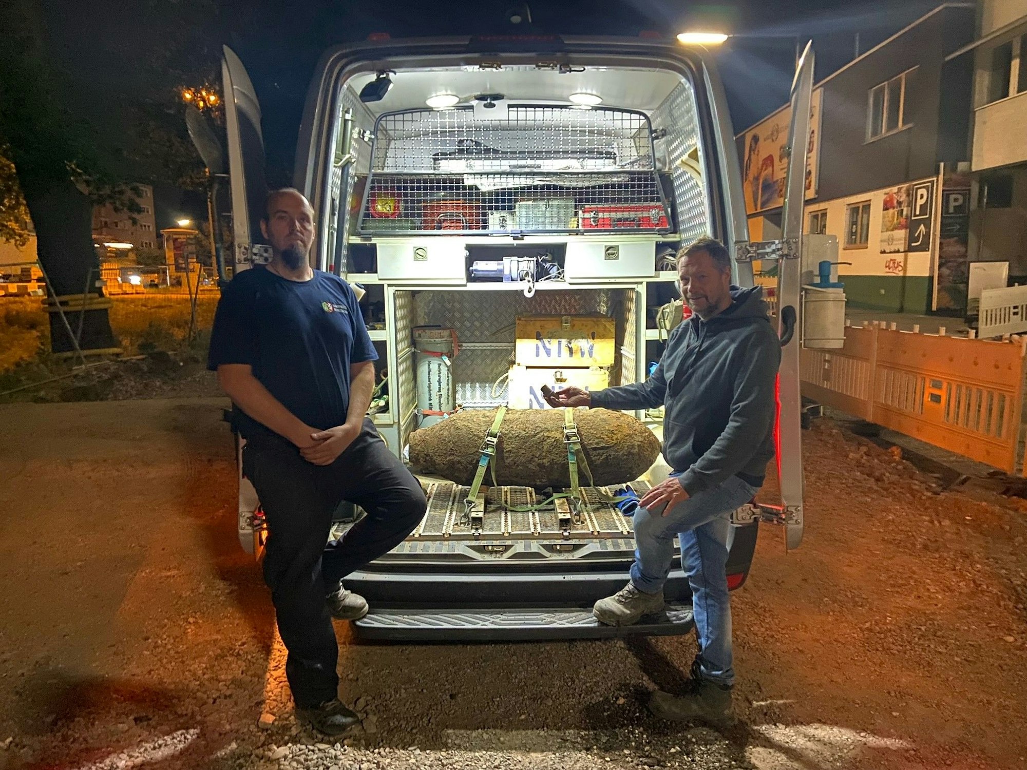 Das Foto zeigt Markus Schmitz (links) und Reinhard Dohmen vom Kampfmittelbeseitigungsdienst der Bezirksregierung Düsseldorf. Um Punkt 0.53 Uhr konnte die Bombe entschärft werden.