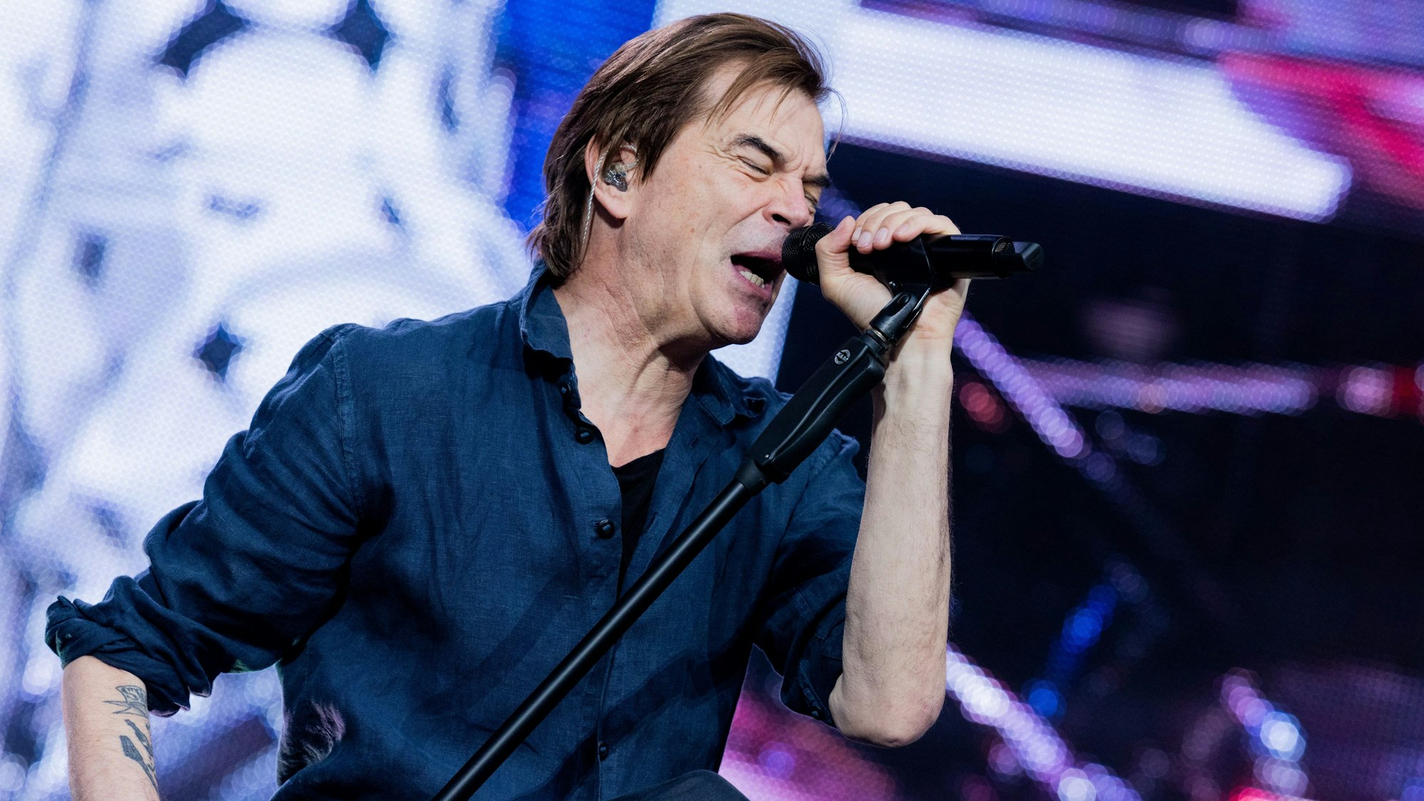 Campino (bürgerlich: Andreas Frege), Sänger der Punkband Die Toten Hosen, steht beim offiziellen Start der Jubiläumstournee „Alles aus Liebe - 40 Jahre Die Toten Hosen“ auf der Bühne im RheinEnergieStadion.