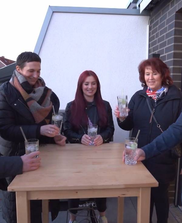 Den Aperitif nehmen die Gäste auf der Terrasse zu sich, von links: Thomas, Ilka, Jess, Mechthild und Gastgeber Domenik.