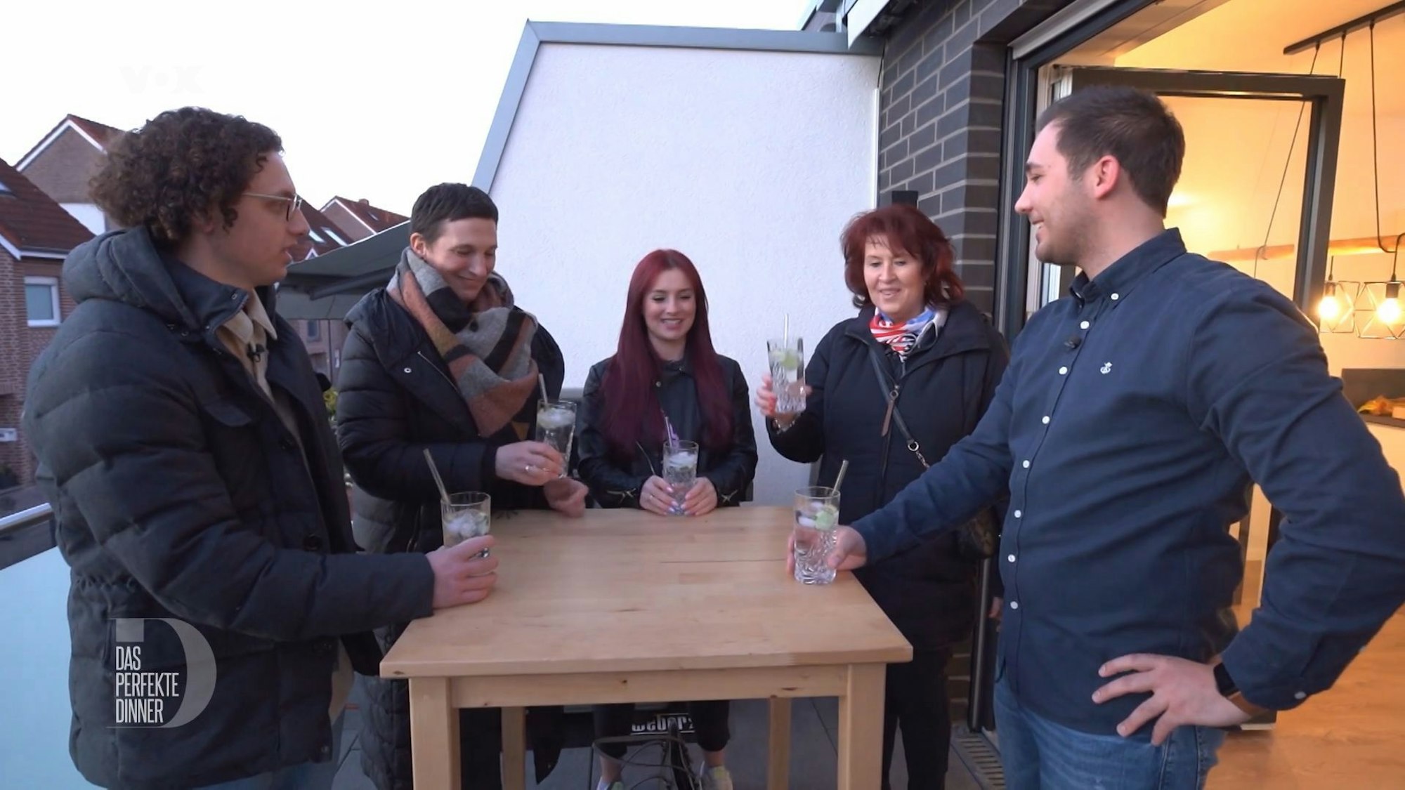 Den Aperitif nehmen die Gäste auf der Terrasse zu sich, von links: Thomas, Ilka, Jess, Mechthild und Gastgeber Domenik.
