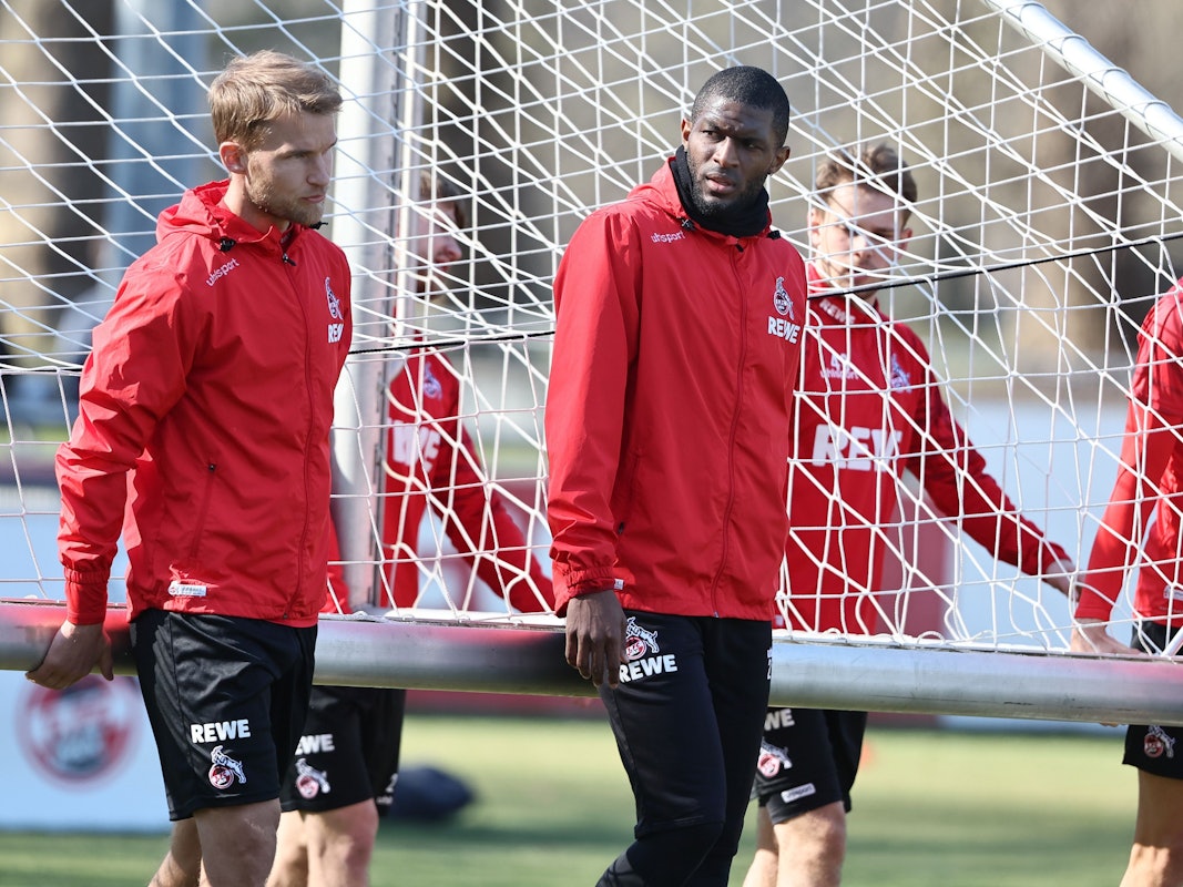 Sebastian Andersson und Anthony Modeste tragen beim Training des 1. FC Köln ein Tor.