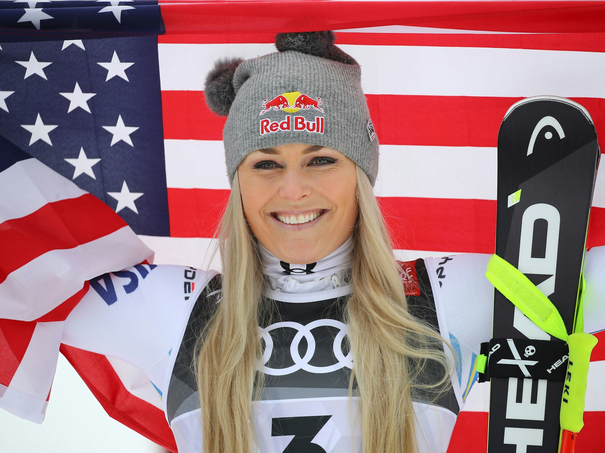 Ski alpin, Weltmeisterschaft, Abfahrt, Damen: Lindsey Vonn aus den USA jubelt mit einer US-Flagge. Es war Vonns letztes Rennen in ihrer Karriere.