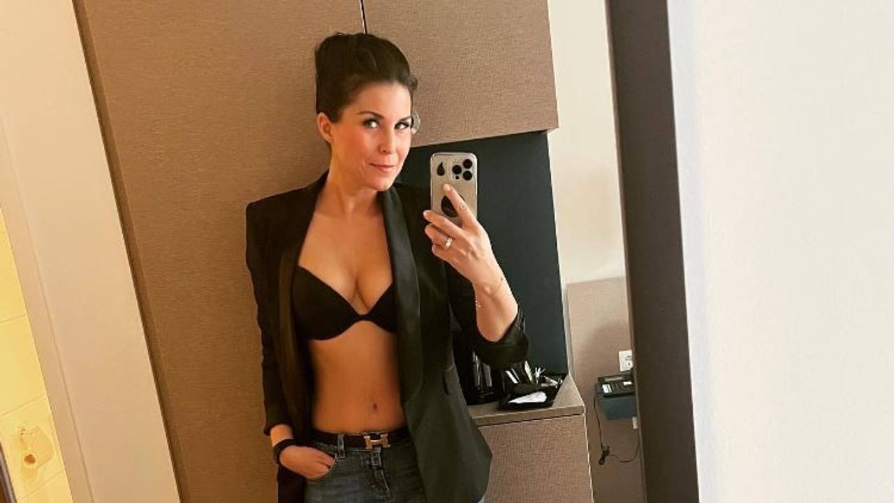 Vanessa Blumhagen, Society-Expertin des Sat.1-„Frühstücksfernsehen“ posiert am 2. Juni 2022 vor einem Spiegel.