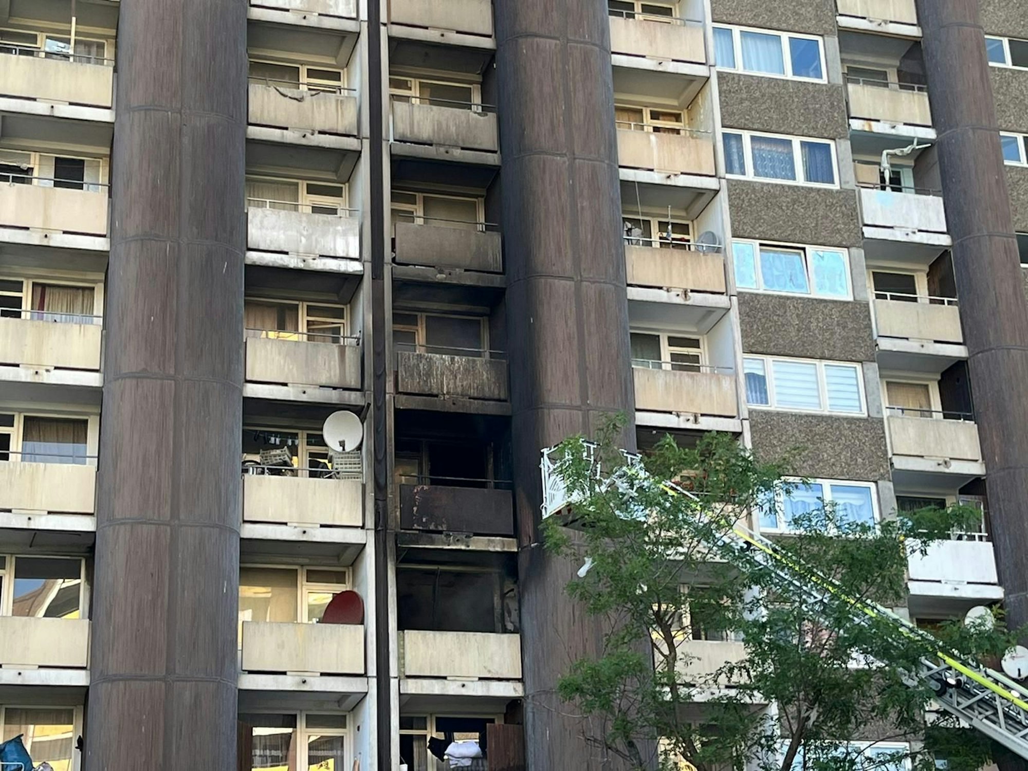 In einer der Wohnungen im dritten Stock des Hochhauses am Kölnberg ist das Feuer ausgebrochen.