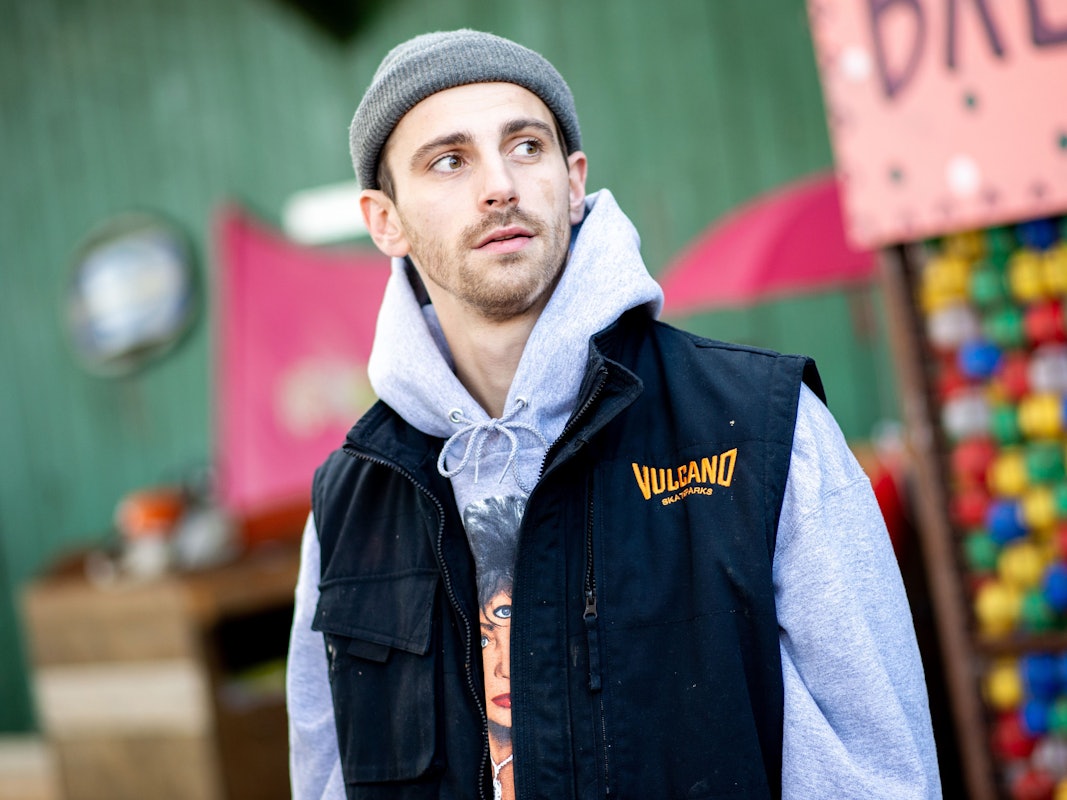 Fynn Kliemann, deutscher Musiker und YouTuber, steht auf seinem Hof "Kliemannsland" im Ortsteil Rüspel. Drei Wochen nach Bekanntwerden von Vorwürfen zu Schutzmasken-Geschäften hat sich der Influencer Fynn Kliemann von einer beteiligten Textilfirma distanziert.