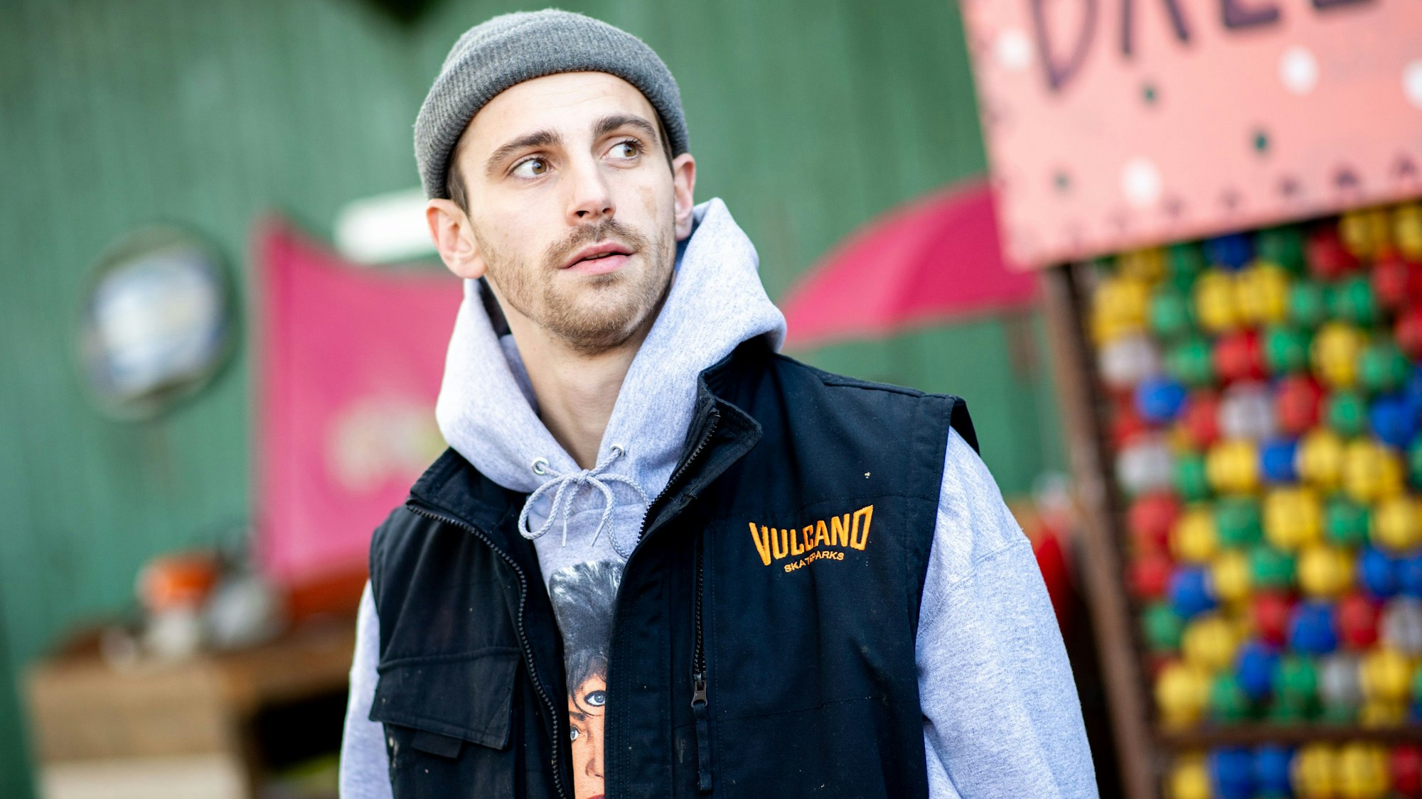 Fynn Kliemann, deutscher Musiker und YouTuber, steht auf seinem Hof "Kliemannsland" im Ortsteil Rüspel. Drei Wochen nach Bekanntwerden von Vorwürfen zu Schutzmasken-Geschäften hat sich der Influencer Fynn Kliemann von einer beteiligten Textilfirma distanziert.