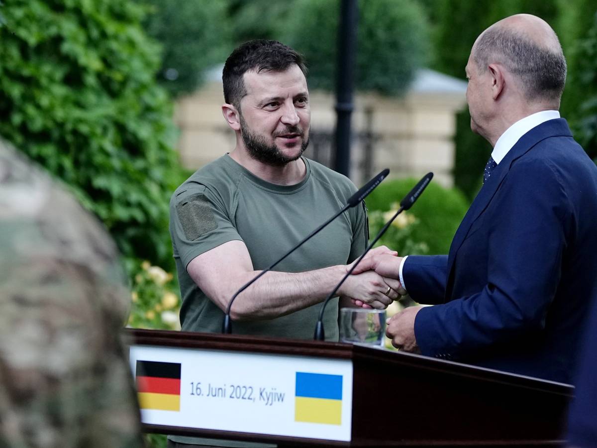 16.06.2022, Ukraine, Kyjiw: Wolodymyr Selenskyj, Präsident der Ukraine, gibt Bundeskanzler Olaf Scholz (SPD) bei einer Pressekonferenz die Hand.
