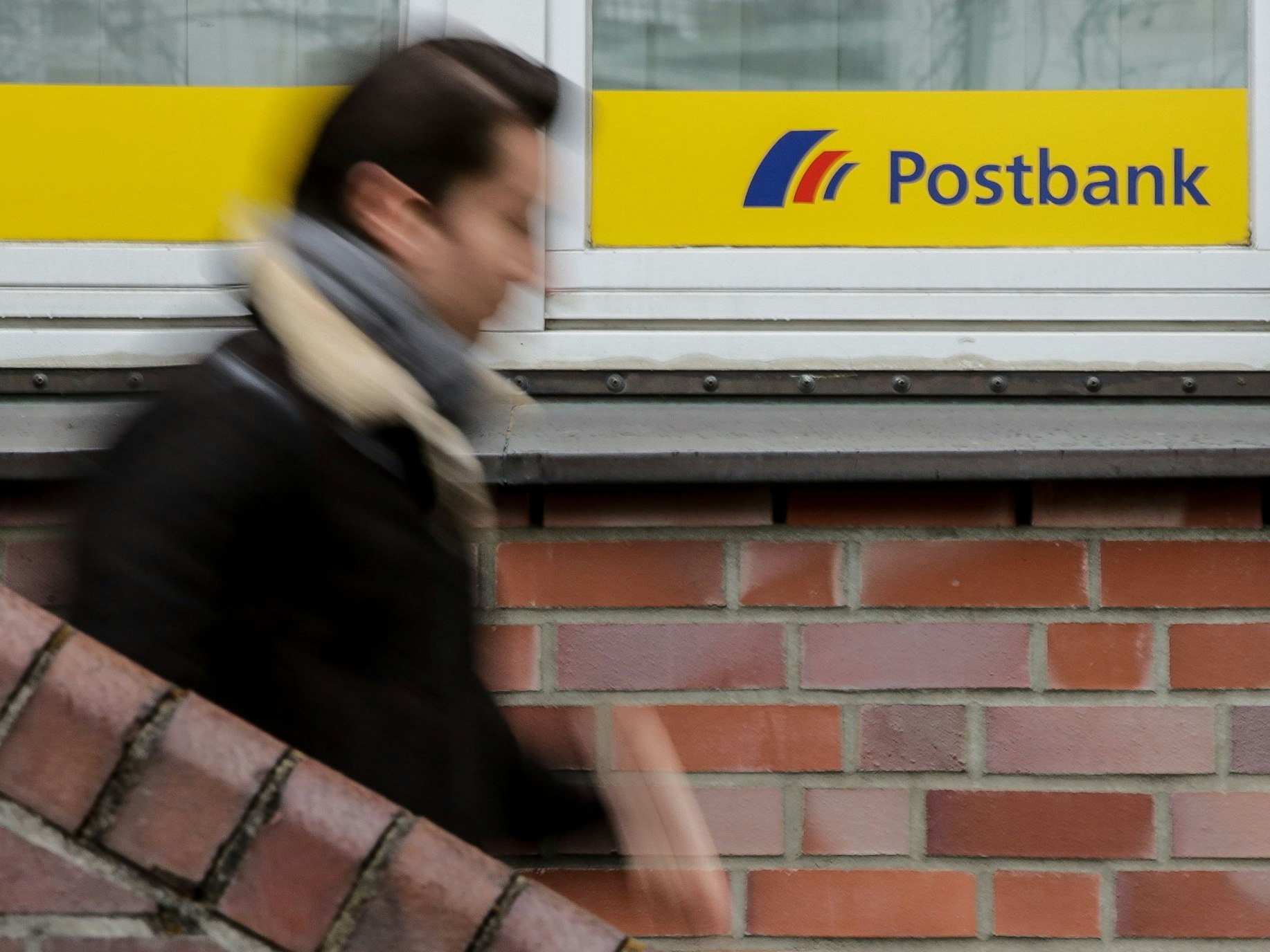 Ein Kunde verlässt am 24. Februar 2015 eine Postbankfiliale in Hamburg.