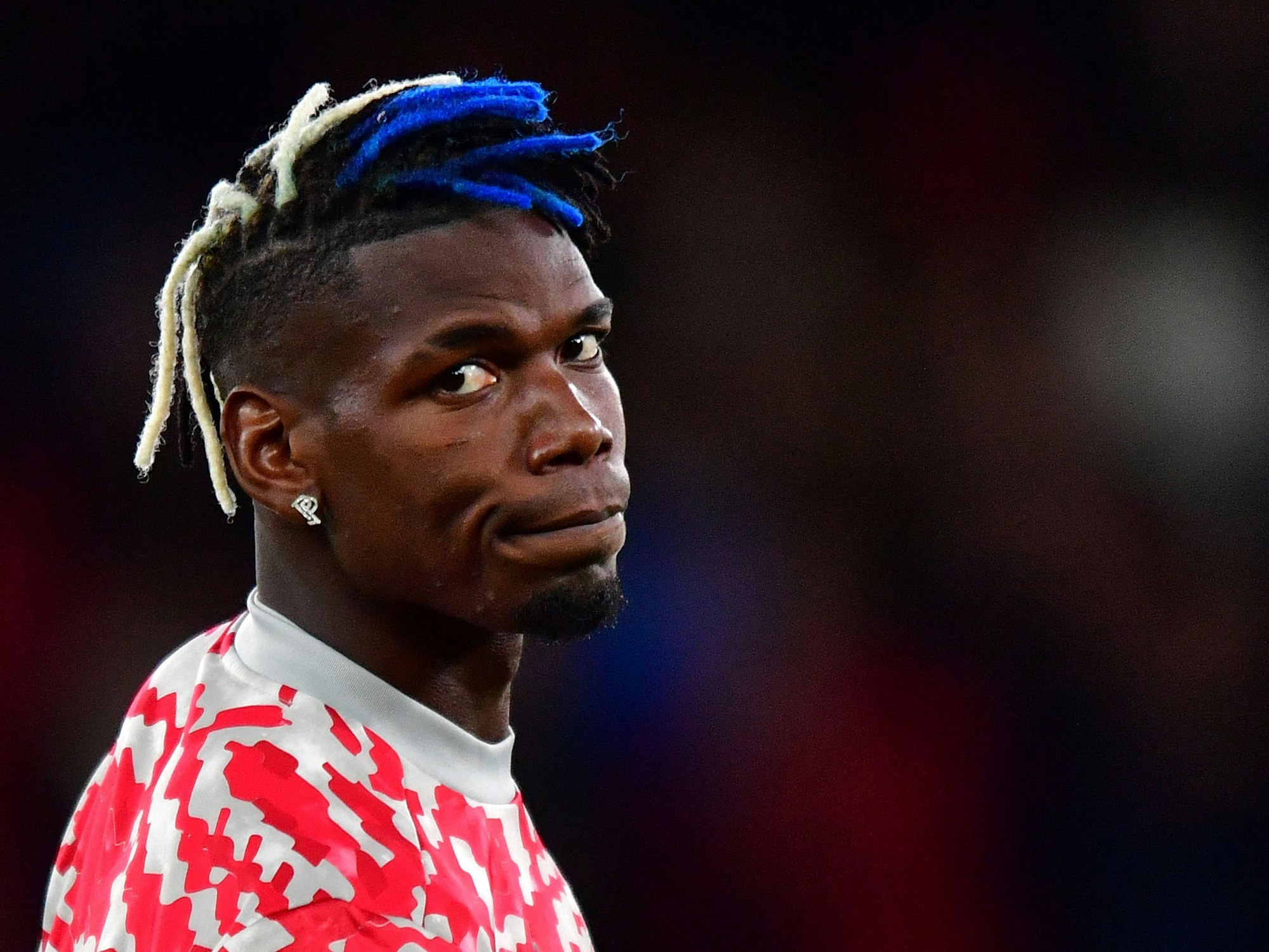 Paul Pogba mit resignierendem Blick vor einem Champions-League-Spiel mit Manchester United.