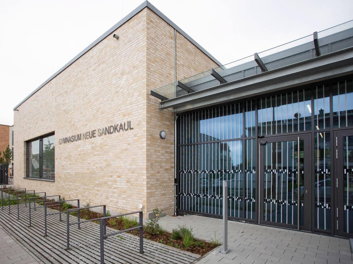 Das Bild zeigt den Neubau des Gymnasiums „Neue Sandkaul“ in Köln-Widdersdorf.