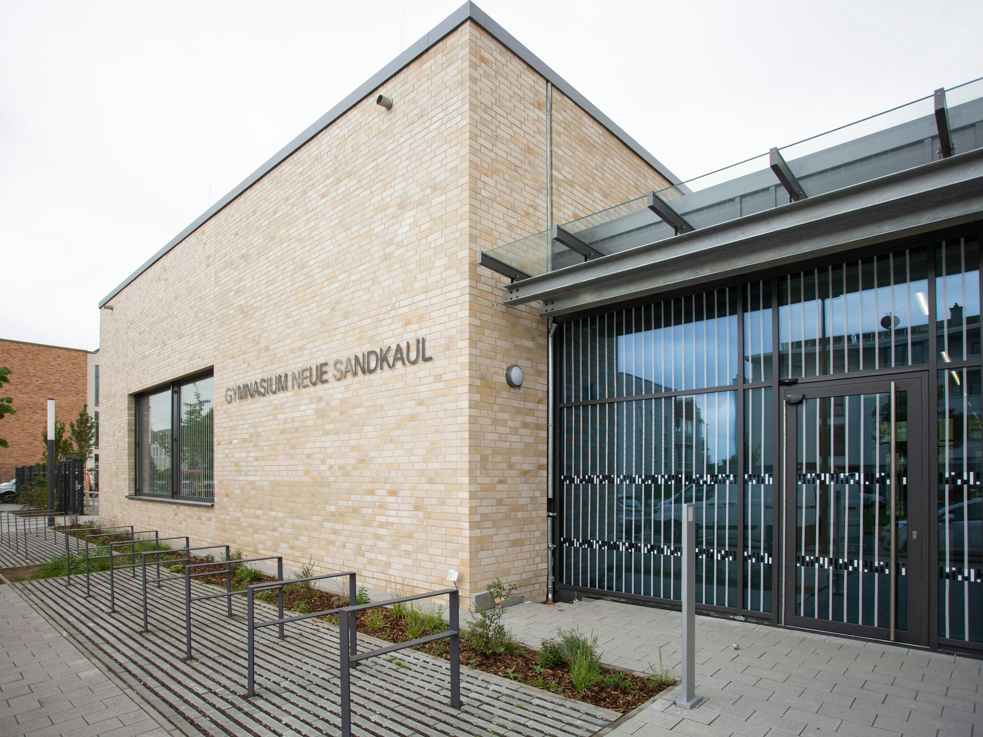 Das Bild zeigt den Neubau des Gymnasiums „Neue Sandkaul“ in Köln-Widdersdorf.
