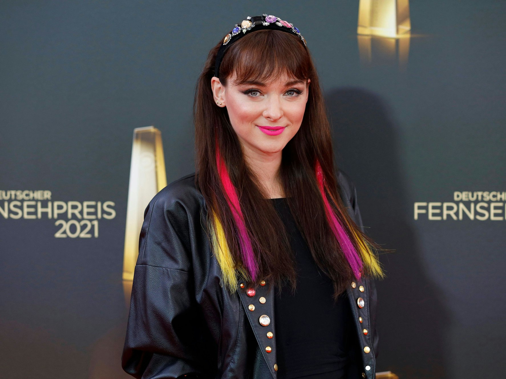 Moderatorin Larissa Rieß steht beim Deutschen Fernsehpreis in Köln für Fotos bereit und lächelt in die Kamera.