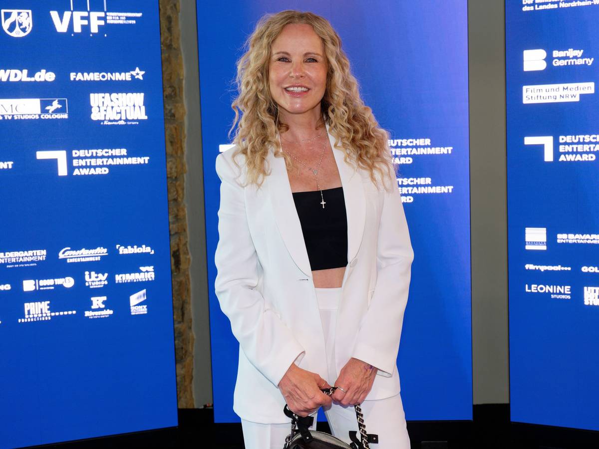 Die Moderatorin Katja Burkard kommt zur Verleihung des ersten Deutschen Entertainment Awards (DEA). +++ dpa-Bildfunk +++