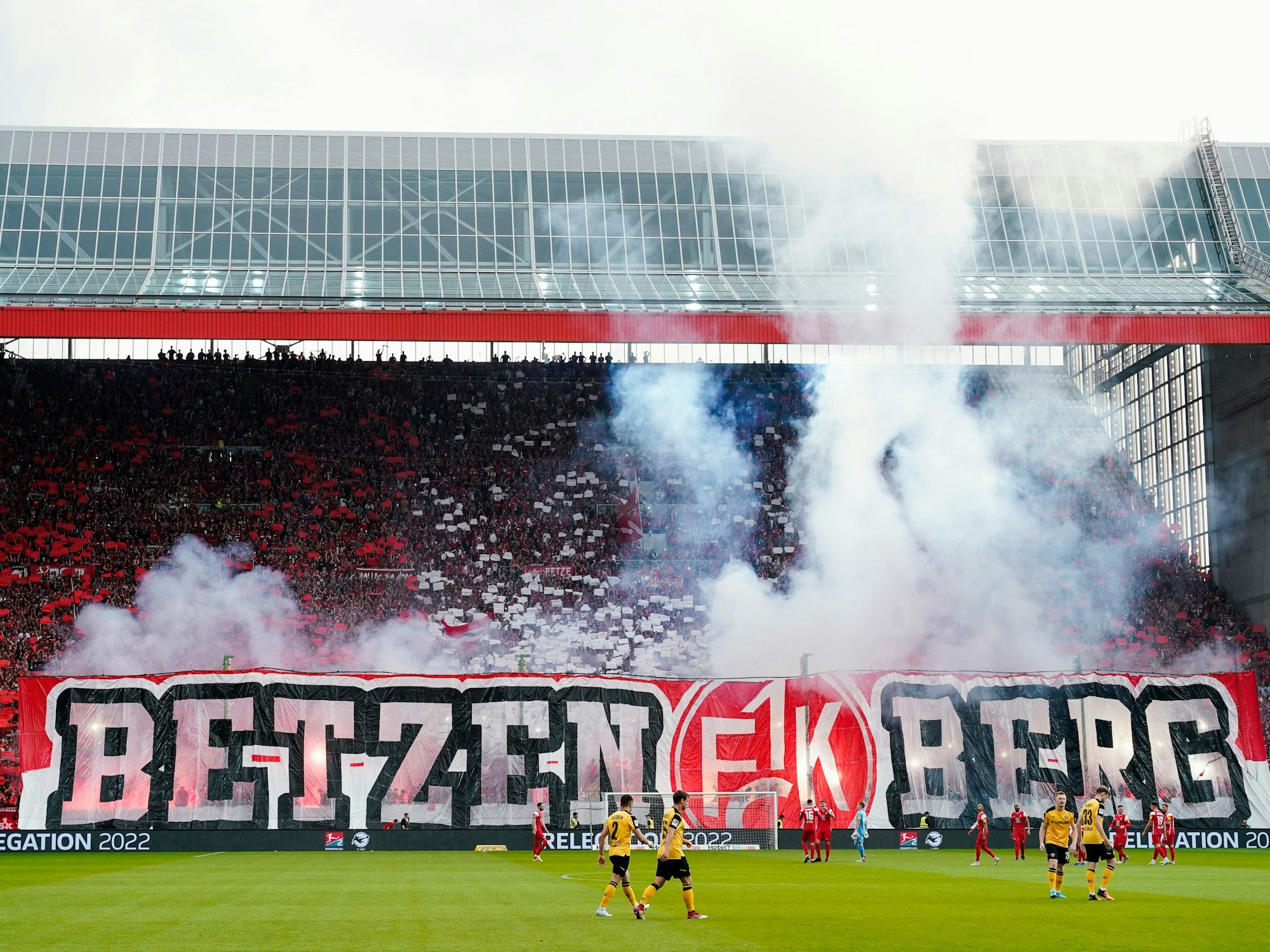 Kaiserslauterns Fans halten zu Spielbeginn ein Banner mit der Aufschrift „Betzenberg“ in die Höhe.