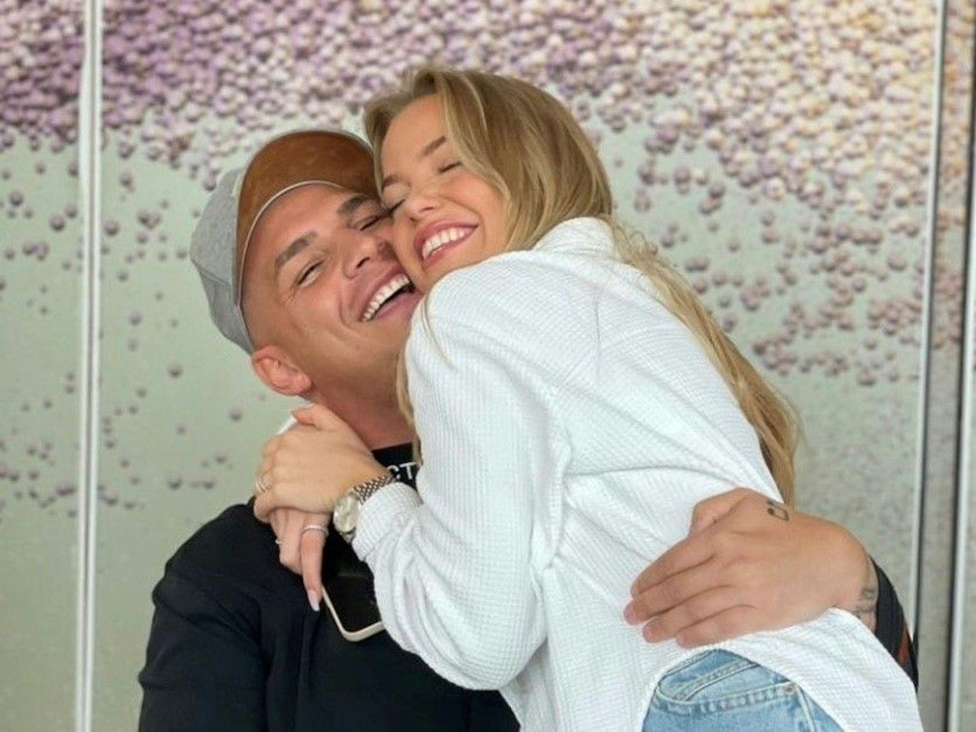 Pietro Lombardi hält seine Freundin Laura Maria im Arm.